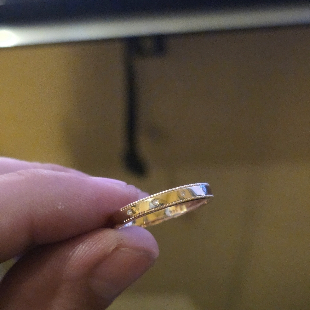 14K GOLD Ring With Diamonds & Ridged Edge. - Picture 10 of 12